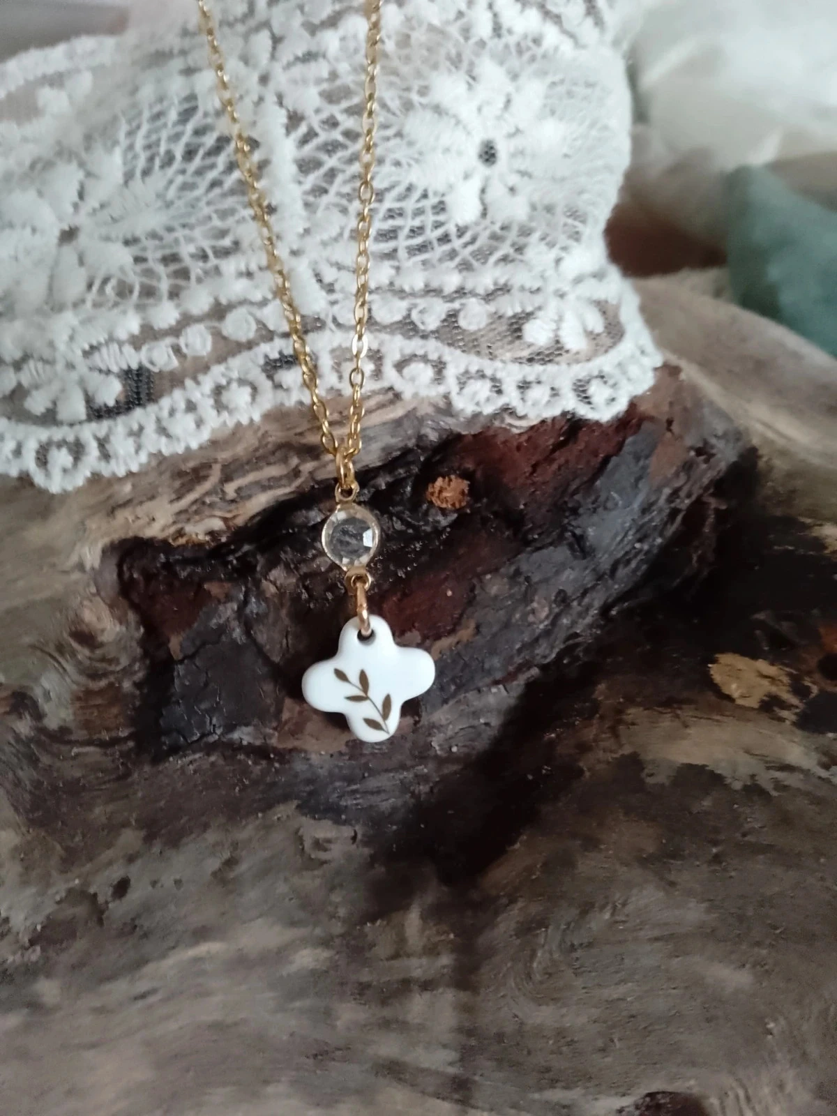 Clover porcelain and rock crystal stone necklace – photo 3